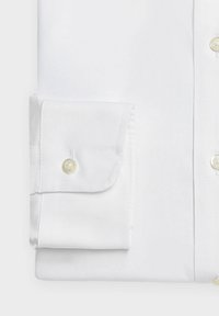 Witte overhemddie een omgevouwen manchet heeft met een afgeronde rand en een enkele knop. Glad stof met een subtiele glans en geen zichtbare patronen.