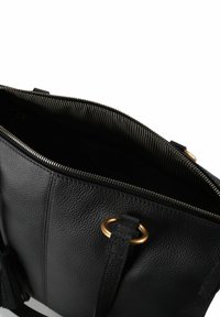 Schwarze Lederhandtasche mit einem Reißverschluss, goldenen Hardware-Akzenten und einem gefloppten Innenfutter mit gestreiftem Muster.