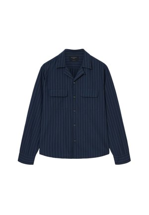 Granatowa koszula zapinana na guziki z pionowymi paskami, dwoma kieszeniami na piersi i kołnierzykiem z wycięciem. Posiada długie rękawy i prosty dół.