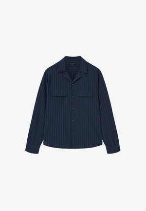 Granatowa koszula zapinana na guziki z pionowymi paskami, dwoma kieszeniami na piersi i kołnierzykiem z wycięciem. Posiada długie rękawy i prosty dół.