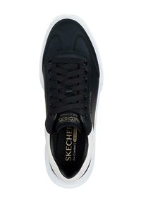 Sneaker nera con tomaia in pelle liscia, suola bianca e lacci neri. Presenta una fodera testurizzata e il logo dorato Skechers sulla soletta.