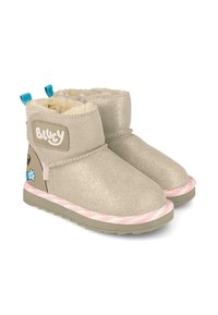 Botas de tobillo de purpurina dorada clara con forro de pelo sintético, acentos beige, etiqueta de bucle azul y suela a rayas rosas con un diseño de personaje de dibujos animados.