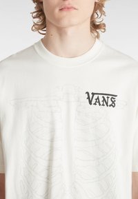 Vans MTE RIBCAGE REVERSIBLE - Camiseta estampada - white
