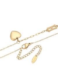 Collana in oro con pendente a forma di cuore lucidato, chiusura a moschettone e catena regolabile con etichetta incisa.