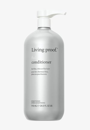 Bouteille pompe en plastique argenté pour l'après-shampooing Living Proof Full. L'étiquette comprend du texte en anglais et en français. Capacité : 710 mL (24 oz).