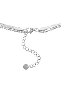 Sølvarmbånd med et glatt, metallisk kjede-design, lås i hummerstil og en justerbar lenke med en rund skivependant.