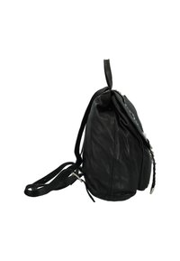 Zaino in pelle nera con un design morbido, spallacci regolabili, chiusura con zip e una finitura testurizzata. Presenta dettagli in hardware argentato.