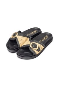 Schwarze Slipper-Sandalen mit einem geflochtenen beigen und schwarzen Riemen sowie einer kreisförmigen Schnalle in goldfarbener Optik. Weicher Fußbett und strapazierfähige Sohle.