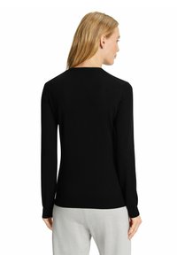 Schwarzer Langarmpullover mit figurbetontem Design, geripptem Ausschnitt und glatter Textur. Die Ansicht zeigt die Rückseite und die Detailverarbeitung der Ärmel.