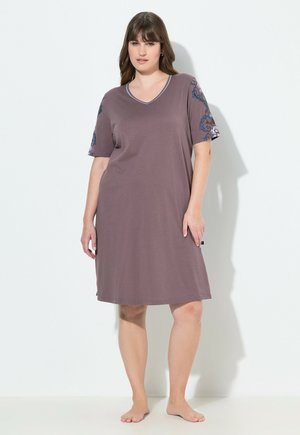 Camisón corto de color púrpura con mangas cortas y un escote en V, adornado con bordados florales en las mangas. Fabricado con una tela suave, presenta un corte suelto y relajado.