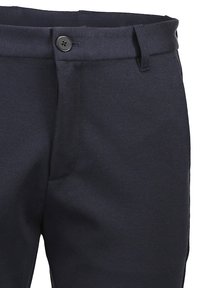 Marineblaue Hose aus strapazierfähigem Gewebe, mit Knopfverschluss, Gürtelschlaufen und einer glatten, strukturierten Oberfläche.