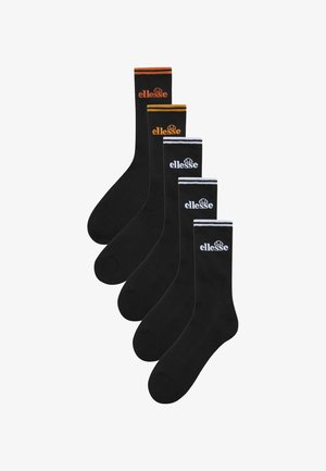 Conjunto de calcetas negras que incluye cuatro pares con puños acanalados de diferentes colores: naranja, blanco y negro. Cada par tiene un logotipo en la parte superior.