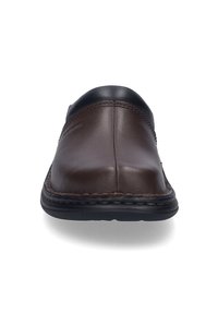 Hnědá kožená slip-on obuv s kulatou špičkou, kontrastním černým detailem na patě a pevnou gumovou podrážkou, se zřetelným prošíváním.
