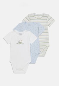 Trois bodysuits pour bébés : un blanc avec un graphic de canard, un bleu clair avec des motifs floraux et un rayé en bleu clair et vert. En coton doux.