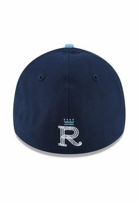 Marineblaue Kappe mit gebogenem Schirm, ausgestattet mit einem weißen gestickten "R" und einer Krone auf der Rückseite. Glatte Stofftextur, enganliegendes Design.