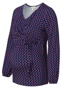 Schwangerschaftsbluse mit langen Ärmeln, V-Ausschnitt und Kordelzug in der Taille. Sie verfügt über ein blaues, lila und pinkes geometrisches Muster auf leichtem Stoff.
