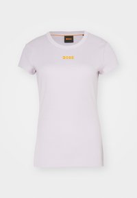 Lila figursydd t-shirt i ribbat tyg, med rund hals och korta ärmar. Gult "BOSS"-logotyp broderad på bröstet.