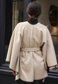 Next WHIPSTITCH - Köpeny - oatmeal black