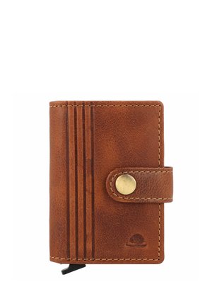 Billetera de cuero marrón con un acabado texturizado, que cuenta con un cierre a presión, cinco ranuras para tarjetas y un logo minimalista estampado en la parte frontal.