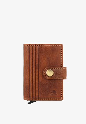Billetera de cuero marrón con un acabado texturizado, que cuenta con un cierre a presión, cinco ranuras para tarjetas y un logo minimalista estampado en la parte frontal.