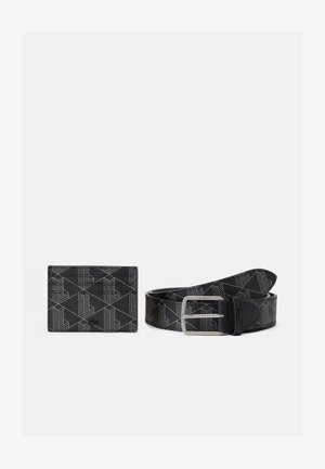 Czarny skórzany pasek i holder na karty, oba z geometrycznym wzorem w kolorze srebrnym, z metalową klamrą na pasku i kieszonkami na karty w holderze.