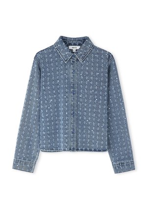 Camisa de mezclilla en azul claro con un patrón floral, diseño con cuello, mangas largas y cierre de botones con botones azules.