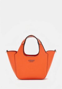 Oranža kabatas ādas soma ar diviem rokturiem, melnām detaļām, logotipu un atvērtu augšu. Ir strukturēta, trīsstūrveida forma.