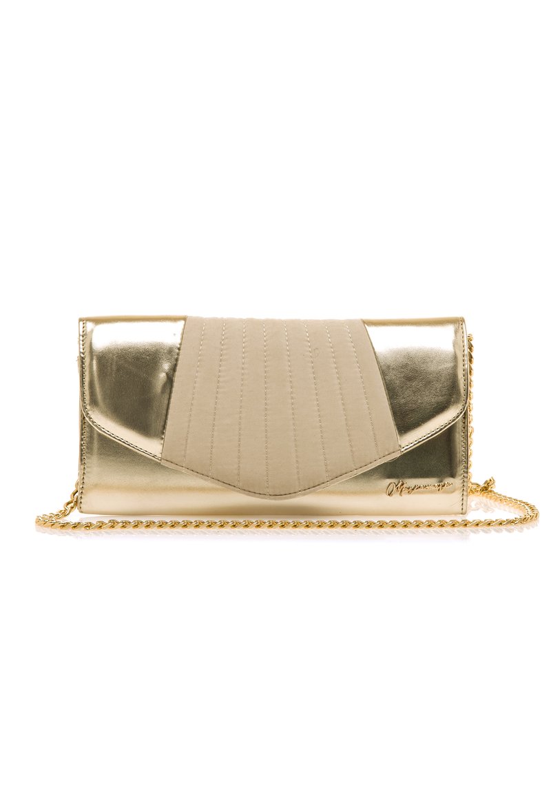Borsa a pochette oro metallico con un pannello testurizzato beige, caratterizzata da un motivo trapuntato e una tracolla a catena. Design chiuso con una forma elegante.
