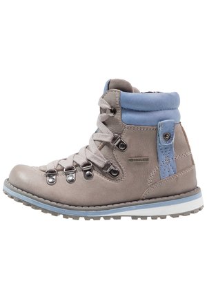 Bota de senderismo de cuero gris claro con detalles en azul, seis ojales de metal, suela gruesa con dibujo en gris y azul, cuello acolchado y detalle de logotipo.