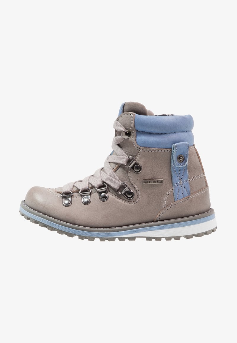 Botte de randonnée en cuir gris clair avec accents bleus, six œillets en métal, semelle épaisse avec bande de roulement grise et bleue, col rembourré et détail logo.