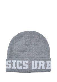 Szürke kötött sapka hajtott szélekkel, fehér felirattal, amely így szól: "BASICS URB". Puha textúra, rugalmas anyag, lekerekített tetejű design.