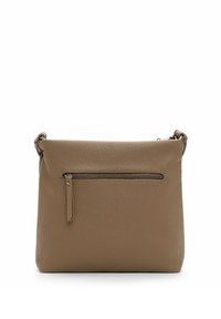 Braune Leder-Crossbody-Tasche mit strukturierter Oberfläche, ausgestattet mit einer frontalen Reißverschlusstasche und einem verstellbaren Riemen. Kompakte rechteckige Form.