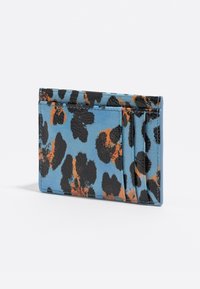 Portachiavi con stampa leopardata blu, caratterizzato da macchie nere e arancioni, realizzato in materiale lucido, con più scomparti per carte su un lato.