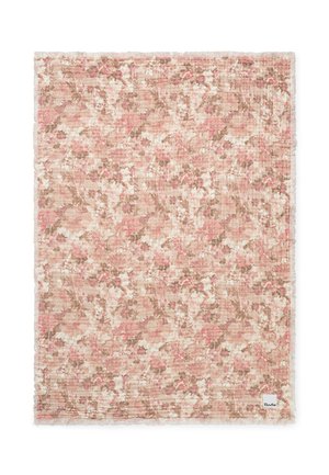 Pehmeä vaaleanpunainen ja beige kukkakuvioinen vauvan viltti, jossa on teksturoitu kangas ja Elodie-merkkinen tunniste kulmassa.