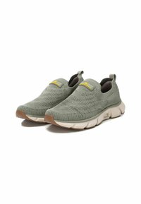 Zapatillas deportivas sin cordones en tejido de punto verde claro con un patrón texturizado, que cuentan con una suela acolchada y lengüetas para facilitar el uso.