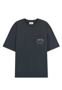 T-shirt corto grigio scuro in cotone, con tasca frontale decorata con il logo "GAS 84" e dettagli in bianco. Design semplice e pulito.