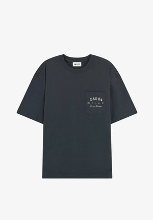 T-shirt corto grigio scuro in cotone, con tasca frontale decorata con il logo "GAS 84" e dettagli in bianco. Design semplice e pulito.
