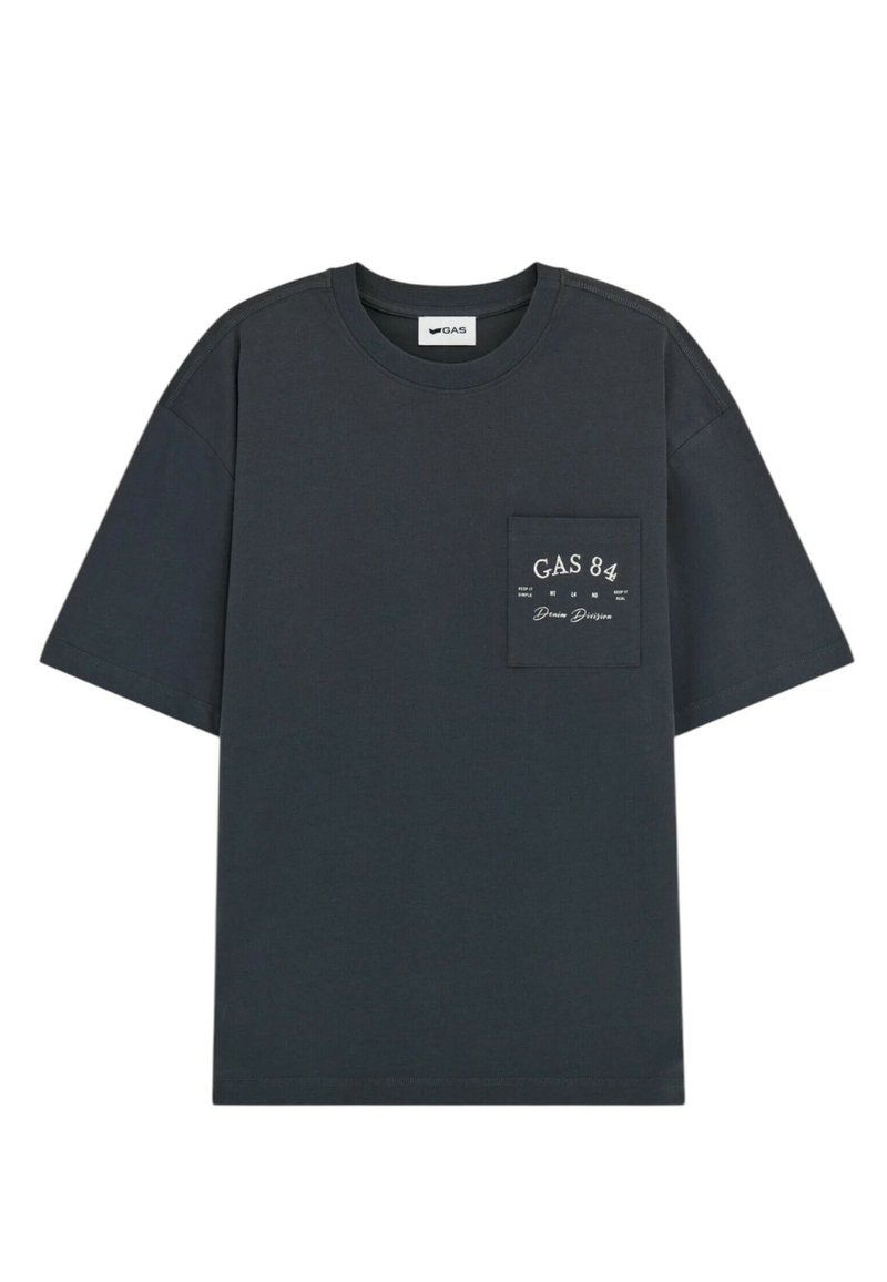 T-shirt corto grigio scuro in cotone, con tasca frontale decorata con il logo "GAS 84" e dettagli in bianco. Design semplice e pulito.