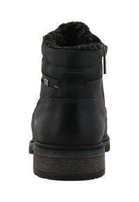 Stivaletto nero realizzato in pelle texturizzata con colletto in pelliccia sintetica, chiusura con zip e tacco effetto legno. Presenta un discreto cucitura a contrasto.