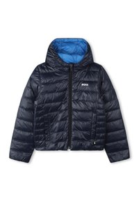 Giubbotto imbottito blu navy con cappuccio, dotato di fodera interna blu, cerniera frontale e motivo a righe orizzontali. Logo esposto sul petto.