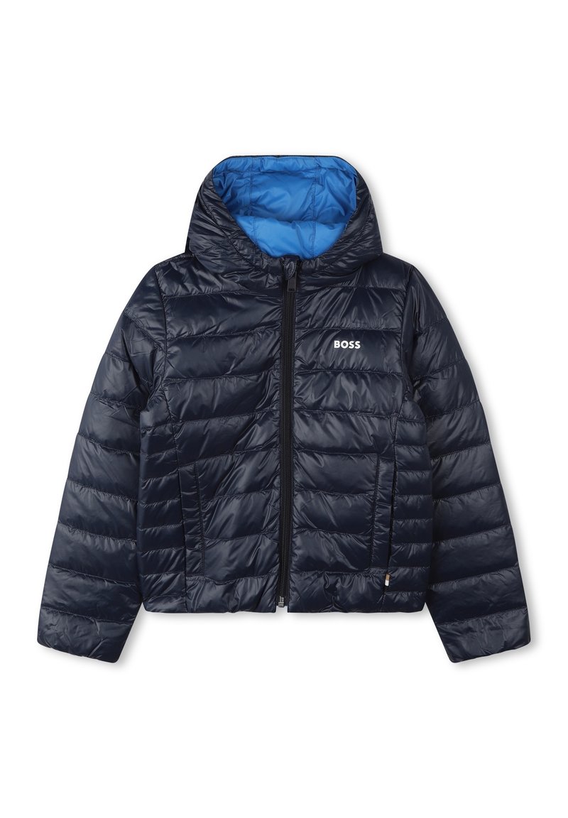 Giubbotto imbottito blu navy con cappuccio, dotato di fodera interna blu, cerniera frontale e motivo a righe orizzontali. Logo esposto sul petto.