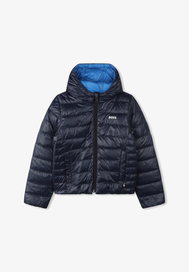 Giubbotto imbottito blu navy con cappuccio, dotato di fodera interna blu, cerniera frontale e motivo a righe orizzontali. Logo esposto sul petto.