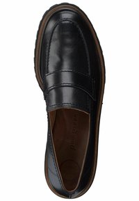 Černé kožené mokasíny s hladkým povrchem, polstrovaným límcem, elastickým páskem a kontrastní hnědou gumovou podrážkou. Interiér obsahuje embosované logo.