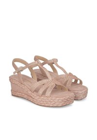 Sandales compensées roses avec une base en jute tressé, des accents en strass scintillants et un design à lanières. Texture lisse semblable au daim. Boucle ajustable.