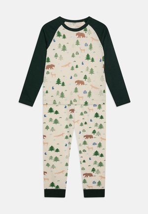 Conjunto de pijama de manga larga en crema con acentos verdes, que presenta un patrón de animales del bosque que incluye osos, zorros y árboles. Tejido suave, ajuste ceñido.