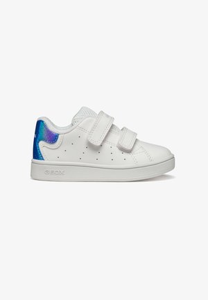 Baskets en cuir blanc avec deux bandes Velcro, côtés perforés pour la respirabilité, et un accent brillant bleu et violet au talon.