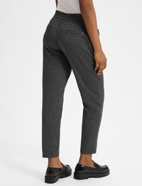 Grijze textuurbroek met een elastische tailleband, met een slim fit en achterzakken. Gecombineerd met glanzende zwarte instappers.
