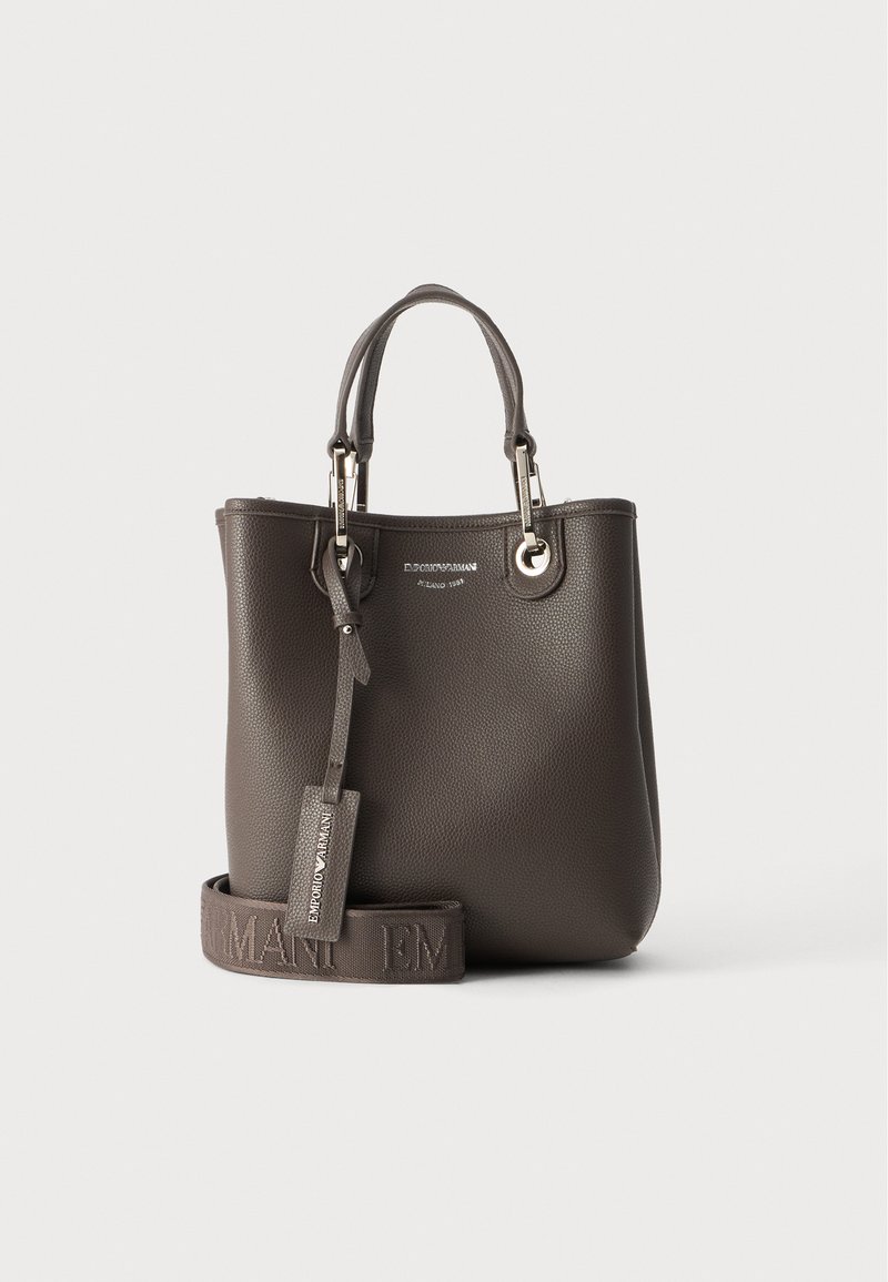 Sac cabas en cuir texturé marron foncé avec deux poignées, détails métalliques et bandoulière amovible siglée.