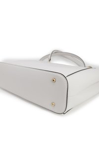 Borsa a tracolla bianca in pelle con forma rettangolare, caratterizzata da accenti neri, hardware dorato e manici doppi. Textura liscia, dettagli di cucitura sottili.