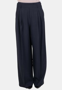 Pantaloni ampi blu navy realizzati in un tessuto morbido, caratterizzati da pieghe e una vita elastica per il massimo comfort. Nessuna tasca visibile.